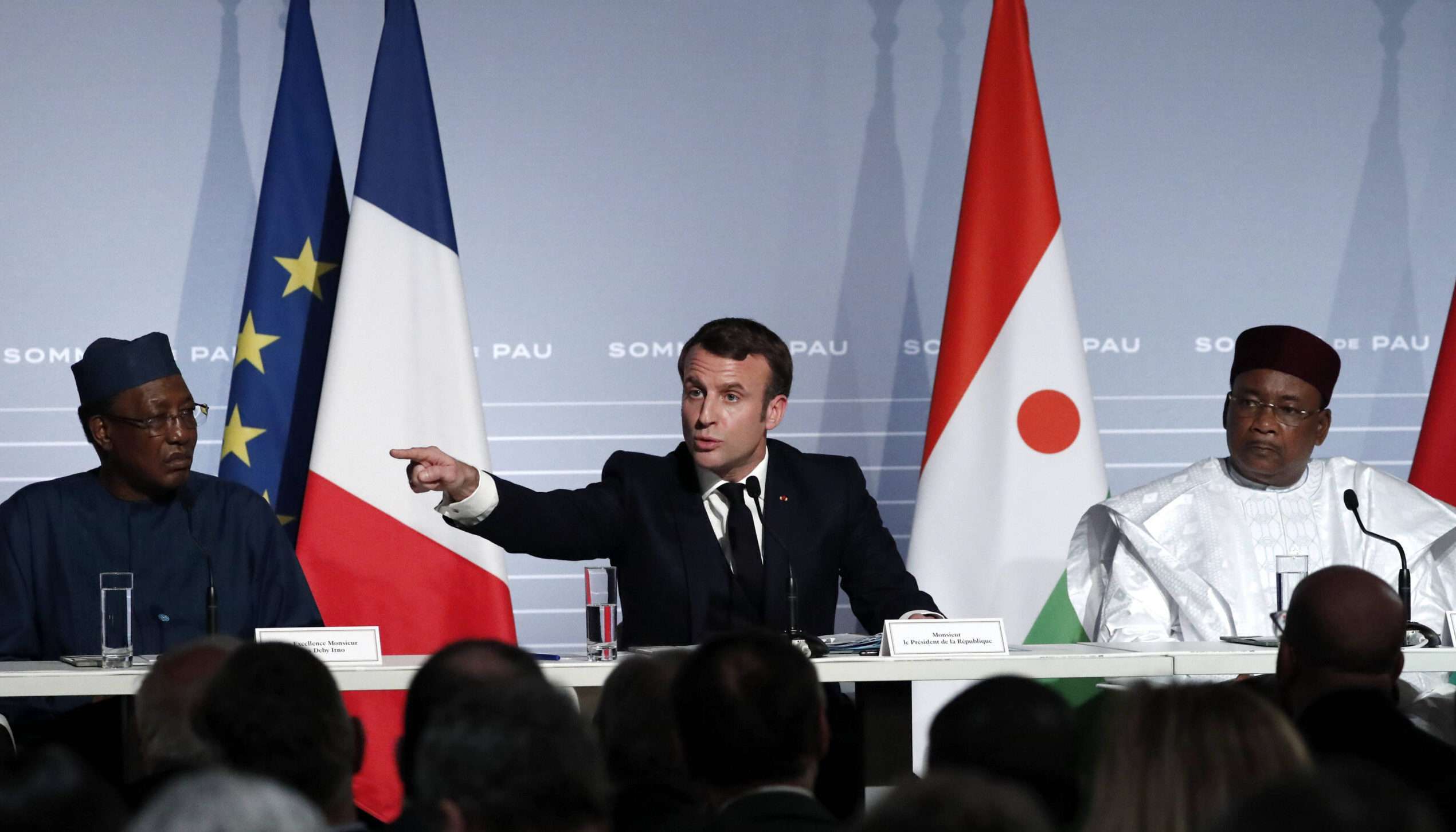 French President Emmanuel Macron, center, flanked by Niger President Mahamadou Issoufou right and Chad's President Idriss Deby left speaks during a press conference following the G5 Sahel summit in Pau, southwestern France, Monday Jan.13, 2020. France is preparing its military to better target Islamic extremists in a West African region that has seen a surge of deadly violence. (Guillaume Horcajuelo/Pool Photo via AP)/ENA152/20013734461512/Pool/2001132130